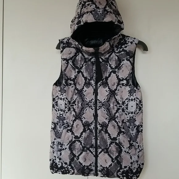 Lululemon The Fluffiest Vest in Black/Ziggy Snake Butter Pink Black - Picture 4 of 7